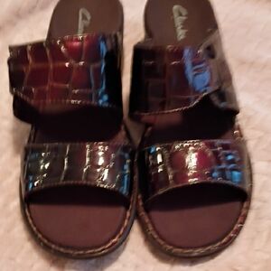 Clarks Dark Brown Croc-Embossed Sandals. Size 8M